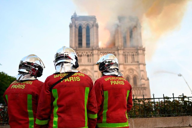 Hình ảnh đẹp hơn phim của lính cứu hỏa Paris trong vụ hỏa hoạn Nhà thờ Đức Bà - Ảnh 7.