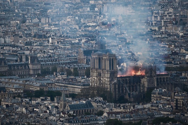 Đau lòng hình ảnh Nhà thờ Đức bà Paris chìm trong biển lửa - Ảnh 1.