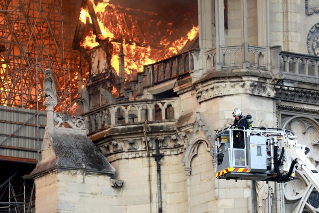 Đau lòng hình ảnh Nhà thờ Đức bà Paris chìm trong biển lửa - Ảnh 2.