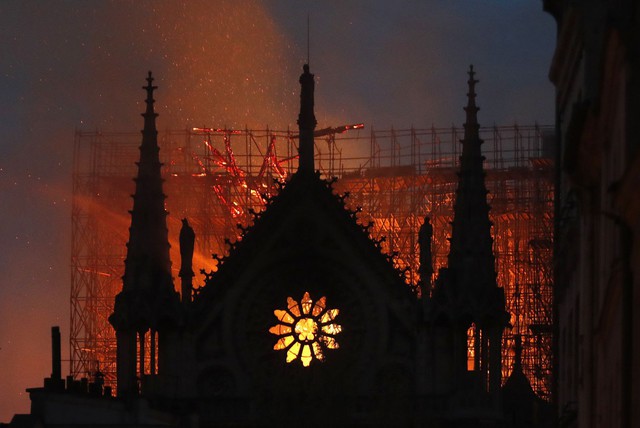 Đau lòng hình ảnh Nhà thờ Đức bà Paris chìm trong biển lửa - Ảnh 3.