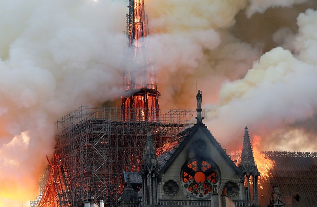 Đau lòng hình ảnh Nhà thờ Đức bà Paris chìm trong biển lửa - Ảnh 4.