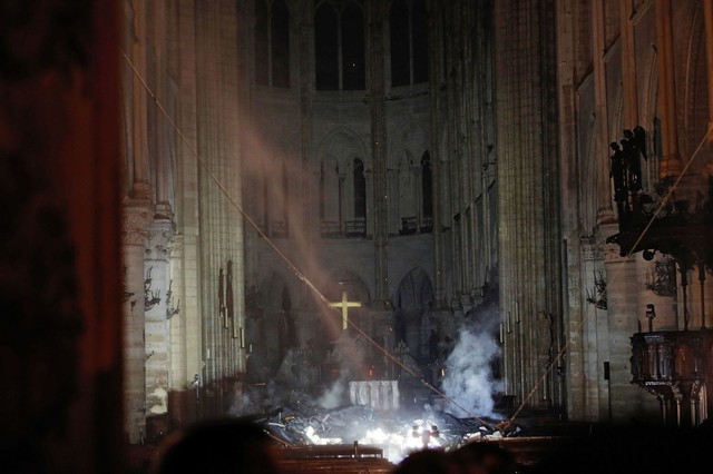 Đau lòng hình ảnh Nhà thờ Đức bà Paris chìm trong biển lửa - Ảnh 5.