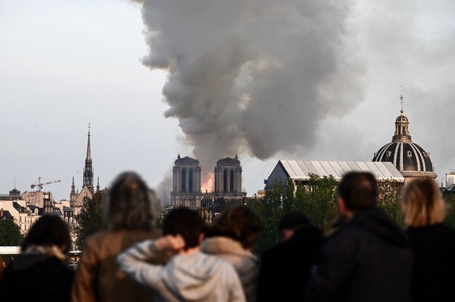 Đau lòng hình ảnh Nhà thờ Đức bà Paris chìm trong biển lửa - Ảnh 6.