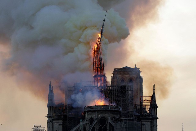 Đau lòng hình ảnh Nhà thờ Đức bà Paris chìm trong biển lửa - Ảnh 8.