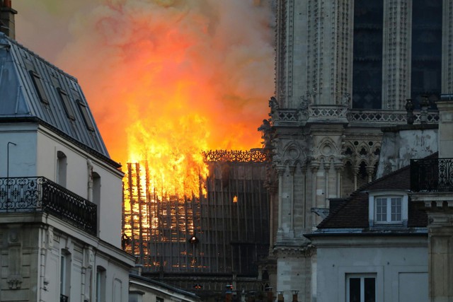 Đau lòng hình ảnh Nhà thờ Đức bà Paris chìm trong biển lửa - Ảnh 9.