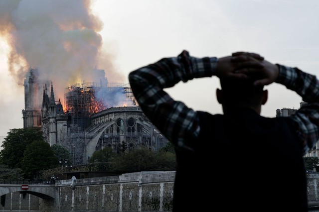 Đau lòng hình ảnh Nhà thờ Đức bà Paris chìm trong biển lửa - Ảnh 10.