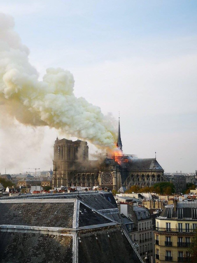 Đám cháy đã phá hủy Nhà thờ Đức Bà ở Paris: Nơi đây từng là biểu tượng của sự bình yên của cả nước Pháp - Ảnh 1.