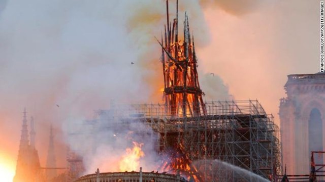 NÓNG: Lửa lớn bùng phát dữ dội bao phủ Nhà thờ Đức Bà Paris - Ảnh 1.