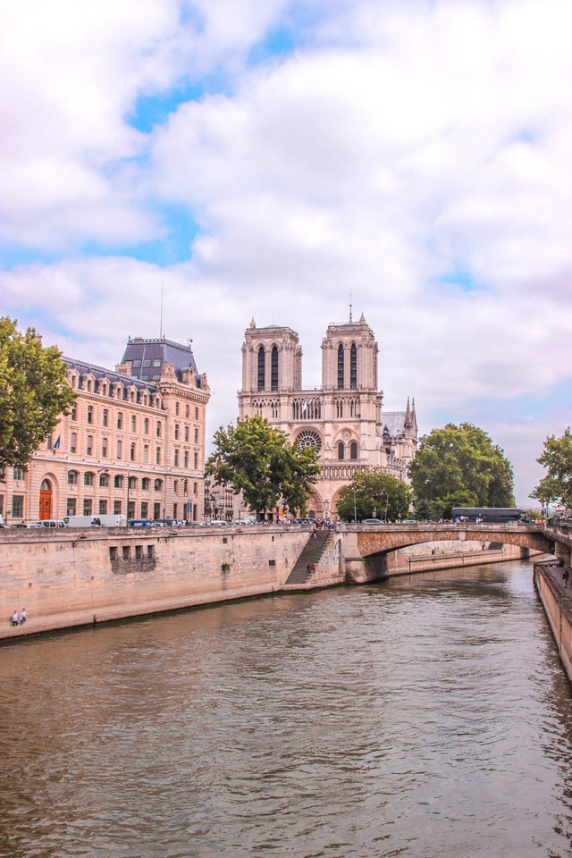 Đám cháy đã phá hủy Nhà thờ Đức Bà ở Paris: Nơi đây từng là biểu tượng của sự bình yên của cả nước Pháp - Ảnh 10.