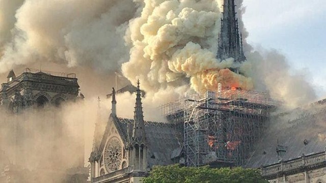 Đám cháy đã phá hủy Nhà thờ Đức Bà ở Paris: Nơi đây từng là biểu tượng của sự bình yên của cả nước Pháp - Ảnh 2.