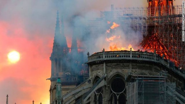 NÓNG: Lửa lớn bùng phát dữ dội bao phủ Nhà thờ Đức Bà Paris - Ảnh 2.