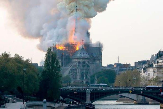 Đám cháy đã phá hủy Nhà thờ Đức Bà ở Paris: Nơi đây từng là biểu tượng của sự bình yên của cả nước Pháp - Ảnh 3.
