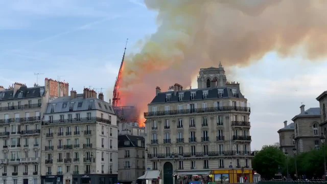 NÓNG: Lửa lớn bùng phát dữ dội bao phủ Nhà thờ Đức Bà Paris - Ảnh 3.