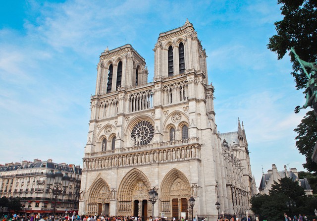 Đám cháy đã phá hủy Nhà thờ Đức Bà ở Paris: Nơi đây từng là biểu tượng của sự bình yên của cả nước Pháp - Ảnh 4.