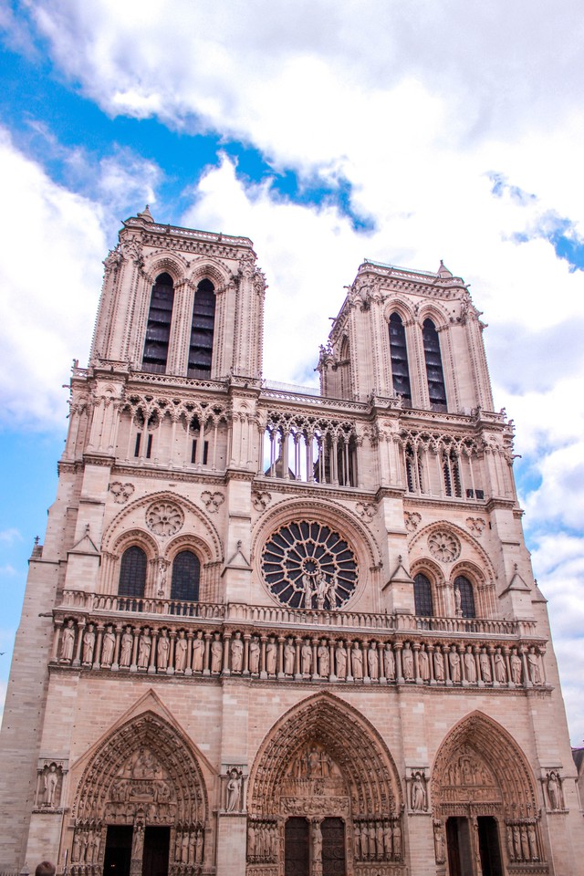Đám cháy đã phá hủy Nhà thờ Đức Bà ở Paris: Nơi đây từng là biểu tượng của sự bình yên của cả nước Pháp - Ảnh 6.