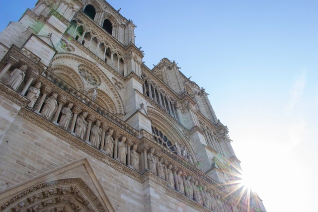 Đám cháy đã phá hủy Nhà thờ Đức Bà ở Paris: Nơi đây từng là biểu tượng của sự bình yên của cả nước Pháp - Ảnh 7.