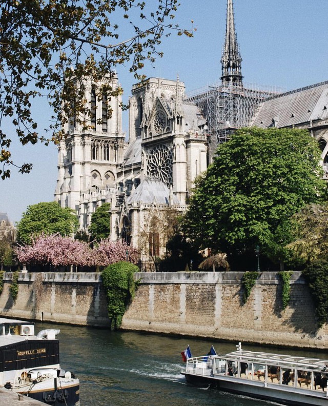 Đám cháy đã phá hủy Nhà thờ Đức Bà ở Paris: Nơi đây từng là biểu tượng của sự bình yên của cả nước Pháp - Ảnh 9.