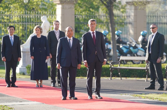 Thủ tướng Cộng hòa Czech chủ trì lễ đón chính thức Thủ tướng Nguyễn Xuân Phúc - Ảnh 1.