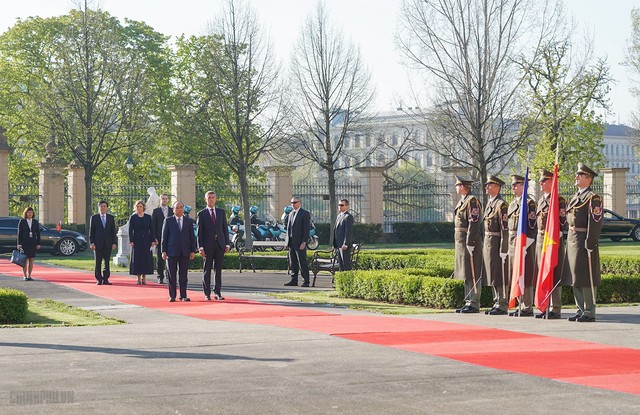 Thủ tướng Cộng hòa Czech chủ trì lễ đón chính thức Thủ tướng Nguyễn Xuân Phúc - Ảnh 2.