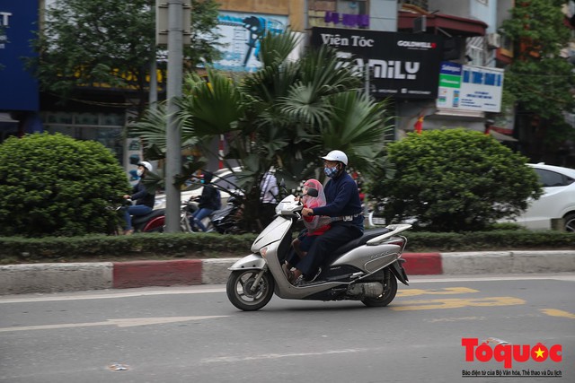 Hà Nội: Bất chấp nguy hiểm xe máy ngang nhiên đi ngược chiều tại đường Tố Hữu - Ảnh 4.