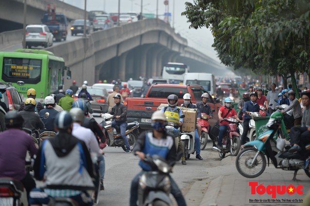 Hà Nội: Bất chấp nguy hiểm xe máy ngang nhiên đi ngược chiều tại đường Tố Hữu - Ảnh 7.