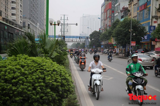 Hà Nội: Bất chấp nguy hiểm xe máy ngang nhiên đi ngược chiều tại đường Tố Hữu - Ảnh 5.