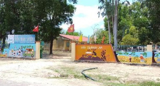 Thầy giáo tiểu học ở Bình Thuận dâm ô học sinh lớp 1 đã bị khởi tố - Ảnh 1.