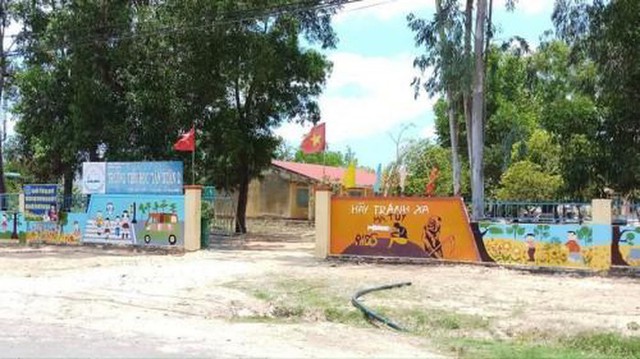 UBND huyện Hàm Tân, Bình Thuận nói gì về vụ thầy giáo dạy tiểu học có hành vi dâm ô học sinh? - Ảnh 1.