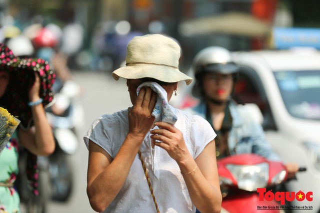 Người dân Thủ đô méo mặt với cái nóng đầu hè 41 độ C - Ảnh 10.