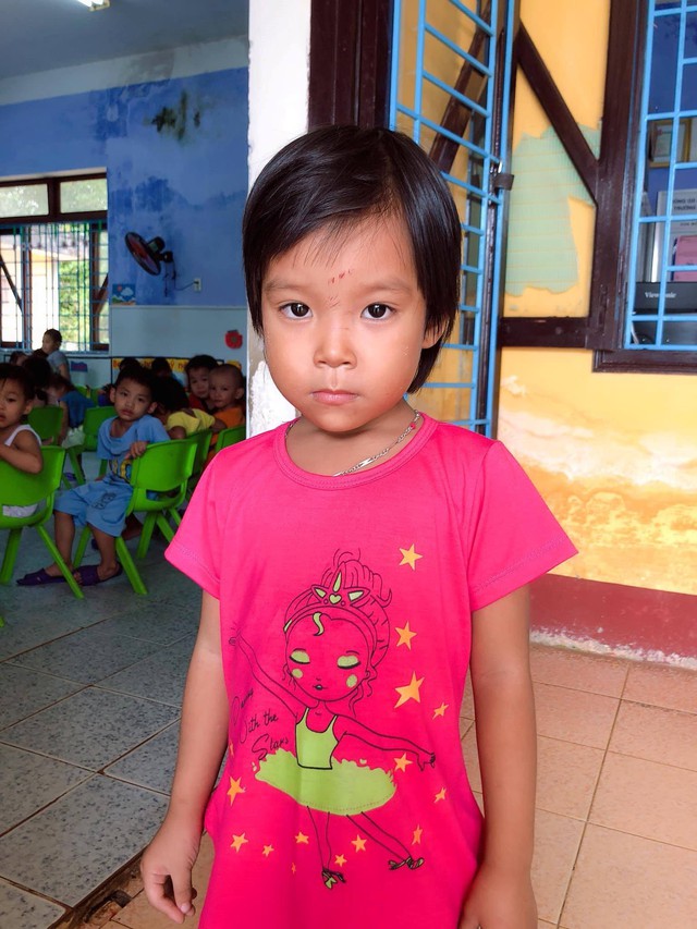 Tìm người thân bé gái đi lạc ở bãi tắm Thuận An - Ảnh 1.