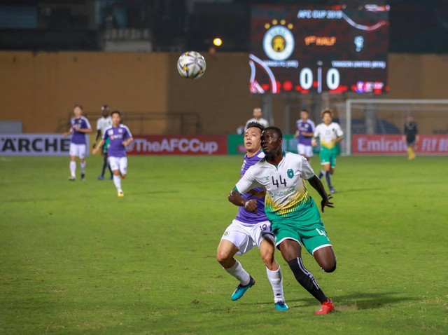 Văn Quyết sút trượt penalty, Hà Nội FC đánh rơi chiến thắng trên sân nhà - Ảnh 2.