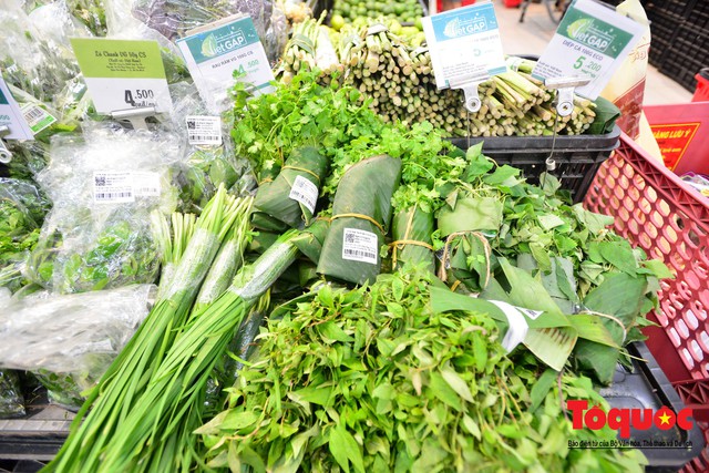 Hà Nội: Giảm thiểu túi nilon các siêu thị đã sử dụng lá chuối để bọc thực phẩm - Ảnh 1.