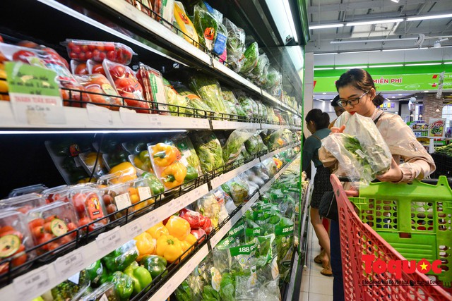 Hà Nội: Giảm thiểu túi nilon các siêu thị đã sử dụng lá chuối để bọc thực phẩm - Ảnh 10.