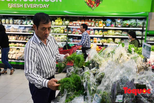 Hà Nội: Giảm thiểu túi nilon các siêu thị đã sử dụng lá chuối để bọc thực phẩm - Ảnh 4.