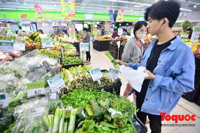 Hà Nội: Giảm thiểu túi nilon các siêu thị đã sử dụng lá chuối để bọc thực phẩm - Ảnh 5.