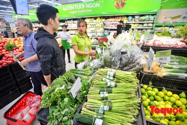 Hà Nội: Giảm thiểu túi nilon các siêu thị đã sử dụng lá chuối để bọc thực phẩm - Ảnh 7.