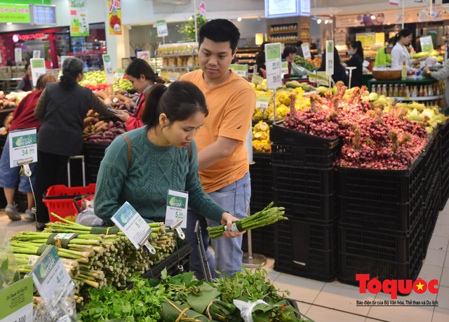 Hà Nội: Giảm thiểu túi nilon các siêu thị đã sử dụng lá chuối để bọc thực phẩm - Ảnh 8.