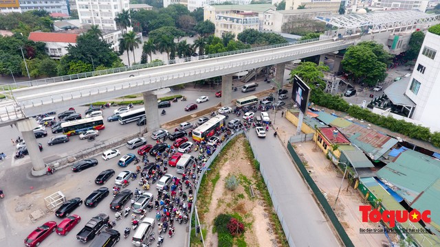 Bài 2: Điểm danh 6 tuyến phố dự kiến cấm xe máy theo giờ ở Hà Nội: Xuân Thuỷ - Cầu Giấy xe máy leo vỉa hè vượt ổ voi tránh ùn tắc vào giờ cao điểm - Ảnh 1.