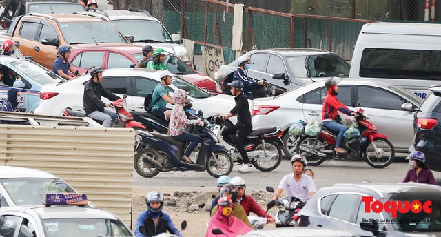 Bài 2: Điểm danh 6 tuyến phố dự kiến cấm xe máy theo giờ ở Hà Nội: Xuân Thuỷ - Cầu Giấy xe máy leo vỉa hè vượt ổ voi tránh ùn tắc vào giờ cao điểm - Ảnh 14.