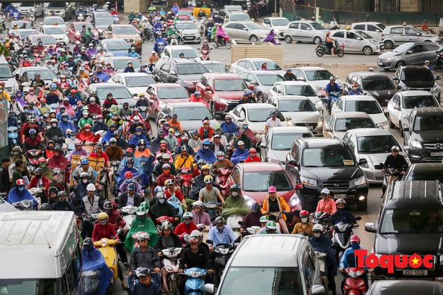 Bài 2: Điểm danh 6 tuyến phố dự kiến cấm xe máy theo giờ ở Hà Nội: Xuân Thuỷ - Cầu Giấy xe máy leo vỉa hè vượt ổ voi tránh ùn tắc vào giờ cao điểm - Ảnh 2.