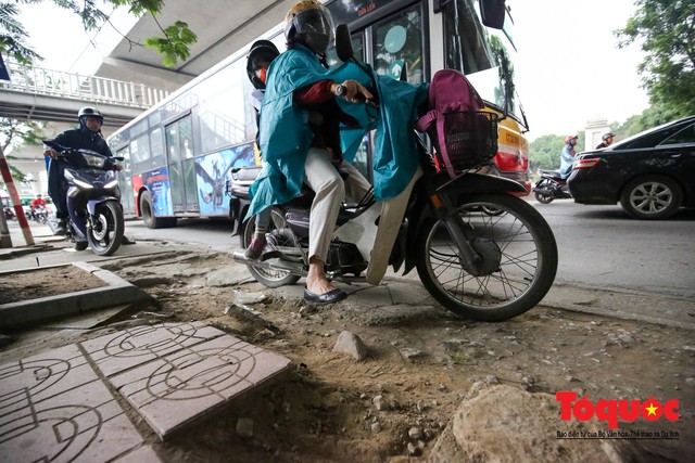 Bài 2: Điểm danh 6 tuyến phố dự kiến cấm xe máy theo giờ ở Hà Nội: Xuân Thuỷ - Cầu Giấy xe máy leo vỉa hè vượt ổ voi tránh ùn tắc vào giờ cao điểm - Ảnh 12.