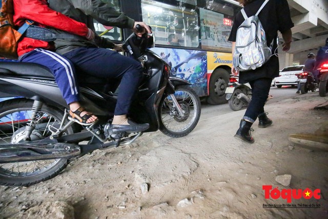 Bài 2: Điểm danh 6 tuyến phố dự kiến cấm xe máy theo giờ ở Hà Nội: Xuân Thuỷ - Cầu Giấy xe máy leo vỉa hè vượt ổ voi tránh ùn tắc vào giờ cao điểm - Ảnh 10.