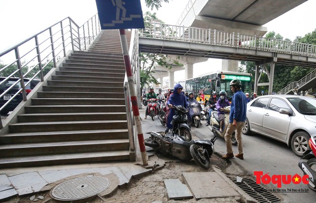 Bài 2: Điểm danh 6 tuyến phố dự kiến cấm xe máy theo giờ ở Hà Nội: Xuân Thuỷ - Cầu Giấy xe máy leo vỉa hè vượt ổ voi tránh ùn tắc vào giờ cao điểm - Ảnh 8.