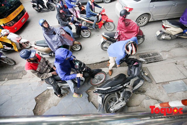 Bài 2: Điểm danh 6 tuyến phố dự kiến cấm xe máy theo giờ ở Hà Nội: Xuân Thuỷ - Cầu Giấy xe máy leo vỉa hè vượt ổ voi tránh ùn tắc vào giờ cao điểm - Ảnh 9.