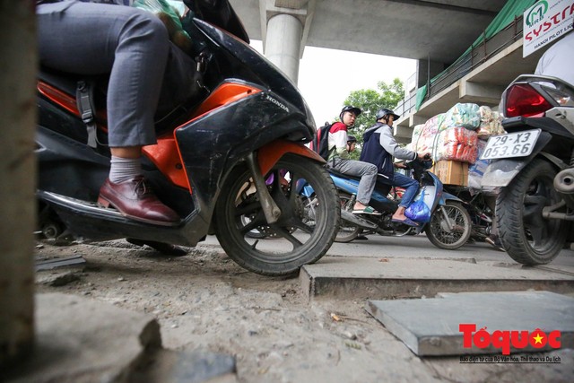 Bài 2: Điểm danh 6 tuyến phố dự kiến cấm xe máy theo giờ ở Hà Nội: Xuân Thuỷ - Cầu Giấy xe máy leo vỉa hè vượt ổ voi tránh ùn tắc vào giờ cao điểm - Ảnh 7.