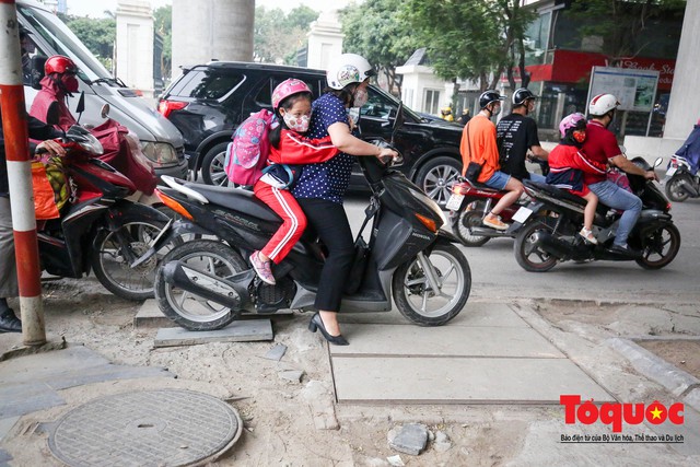 Bài 2: Điểm danh 6 tuyến phố dự kiến cấm xe máy theo giờ ở Hà Nội: Xuân Thuỷ - Cầu Giấy xe máy leo vỉa hè vượt ổ voi tránh ùn tắc vào giờ cao điểm - Ảnh 11.