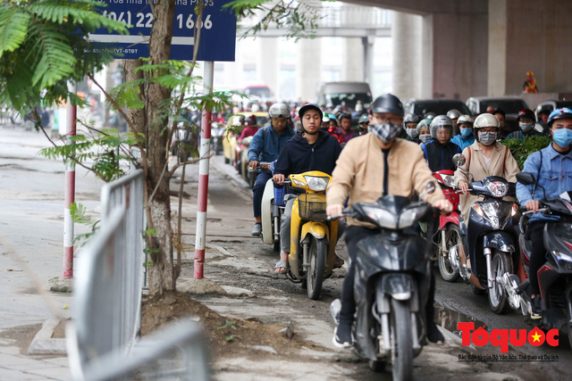 Bài 2: Điểm danh 6 tuyến phố dự kiến cấm xe máy theo giờ ở Hà Nội: Xuân Thuỷ - Cầu Giấy xe máy leo vỉa hè vượt ổ voi tránh ùn tắc vào giờ cao điểm - Ảnh 6.
