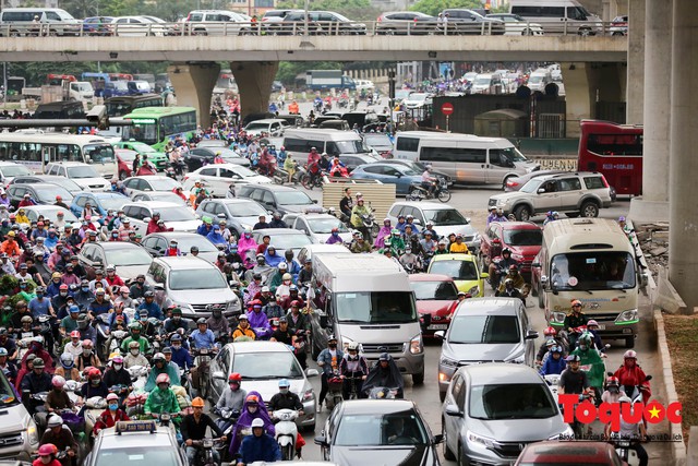 Bài 2: Điểm danh 6 tuyến phố dự kiến cấm xe máy theo giờ ở Hà Nội: Xuân Thuỷ - Cầu Giấy xe máy leo vỉa hè vượt ổ voi tránh ùn tắc vào giờ cao điểm - Ảnh 5.