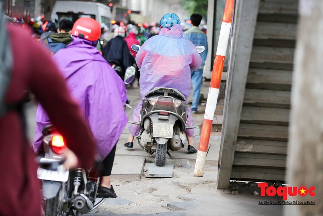 Bài 2: Điểm danh 6 tuyến phố dự kiến cấm xe máy theo giờ ở Hà Nội: Xuân Thuỷ - Cầu Giấy xe máy leo vỉa hè vượt ổ voi tránh ùn tắc vào giờ cao điểm - Ảnh 4.