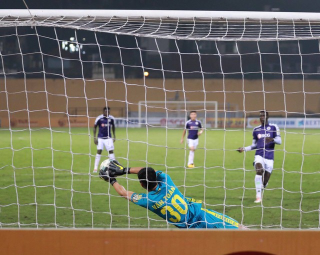 Ngược dòng ngoạn mục, Hà Nội FC đánh bại Hải Phòng ngay trên sân nhà - Ảnh 1.
